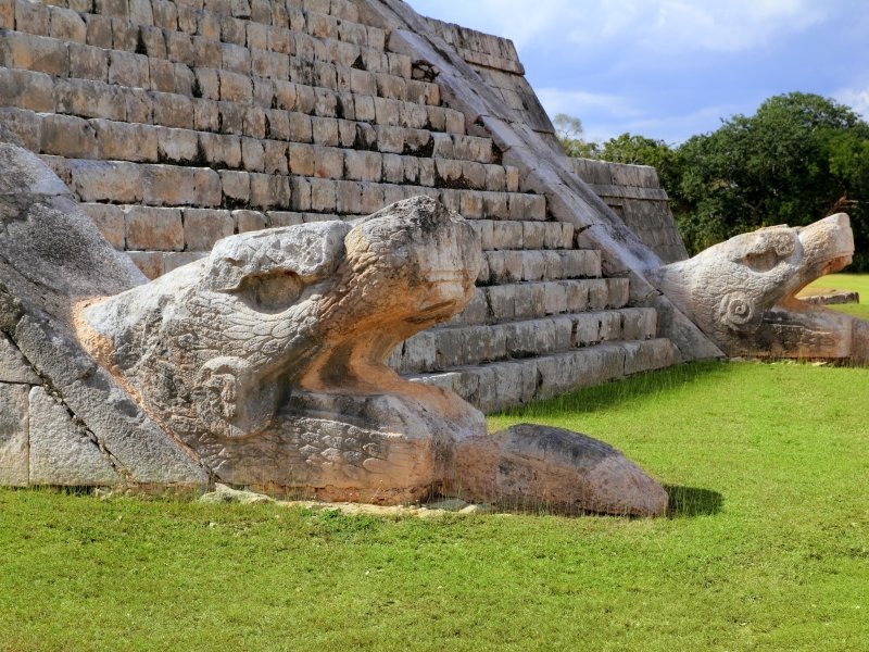 Die 16 schönsten Maya Tempel in Mexiko: Eine Entdeckungsreise durch die Geschichte 21 Kukulcan Schlange El Castillo Maya Chichen Itza - Mexiko Individual